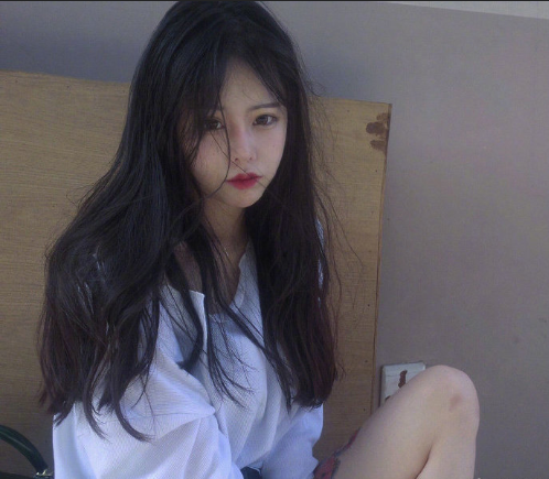 蓬松的大卷发美女图片