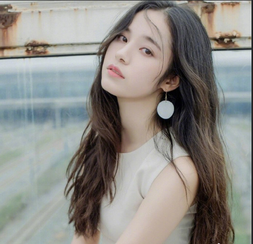 蓬松的大卷发美女图片