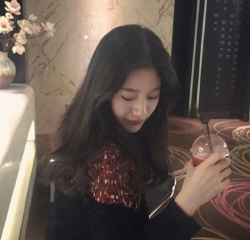 蓬松的大卷发美女图片