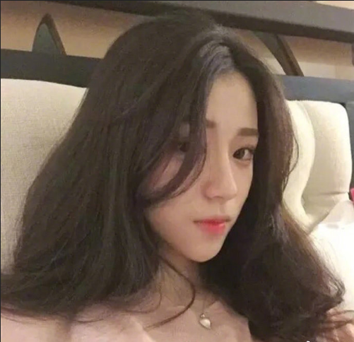 蓬松的大卷发美女图片