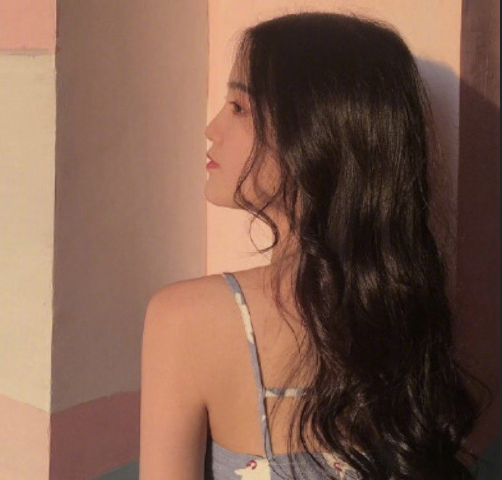 蓬松的大卷发美女图片