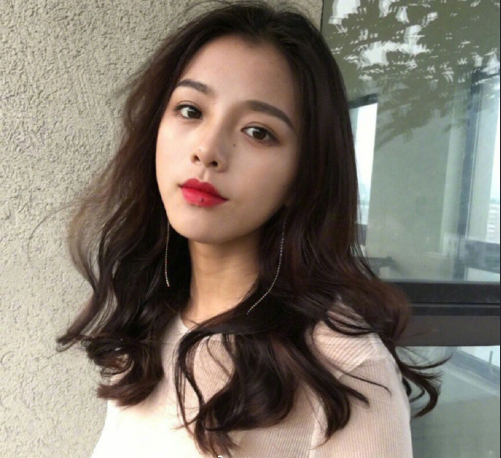 中长发妹子的大卷发发型图片