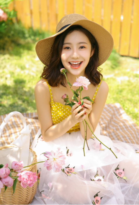 小清新美女图片 清纯美女夏日户外写真图片