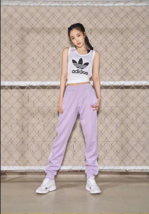 韩国美女图片 阿迪女孩孙娜恩图片
