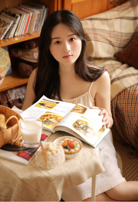 吊带美女图片懒散的居家写真