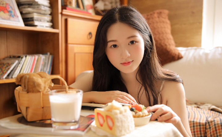 吊带美女图片懒散的居家写真