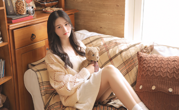 吊带美女图片懒散的居家写真