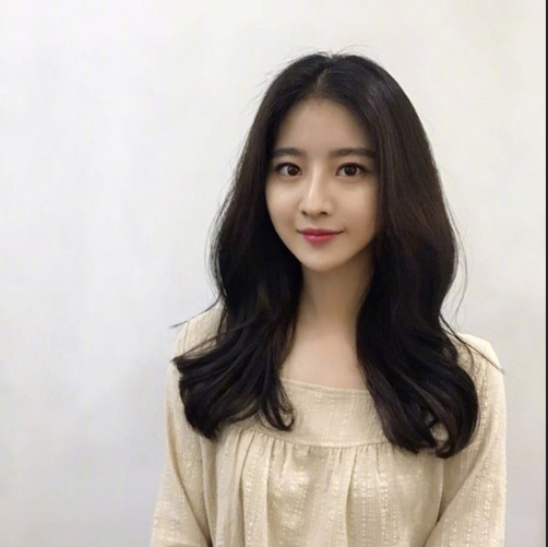 温柔的小姐姐长卷发发型图片