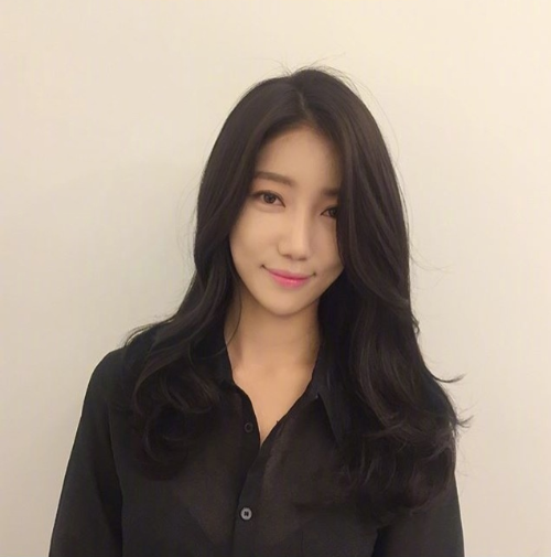 温柔的小姐姐长卷发发型图片
