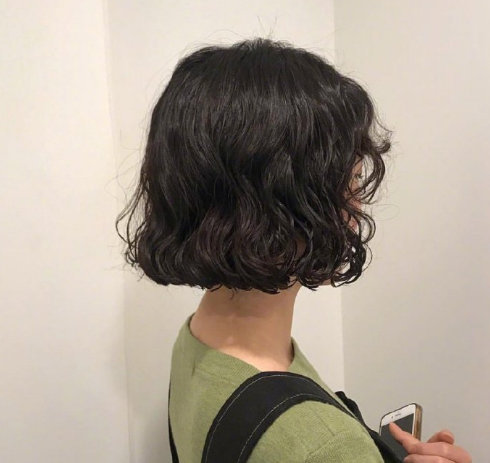 温柔可爱的碎花短发卷发型图片