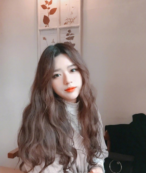 蜜茶色的甜系少女大波浪卷发发型图片