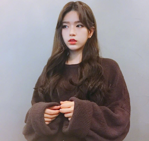 蜜茶色的甜系少女大波浪卷发发型图片