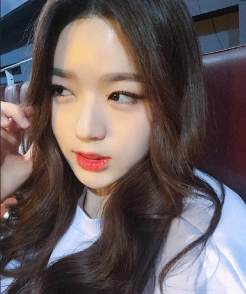 蜜茶色的甜系少女大波浪卷发发型图片