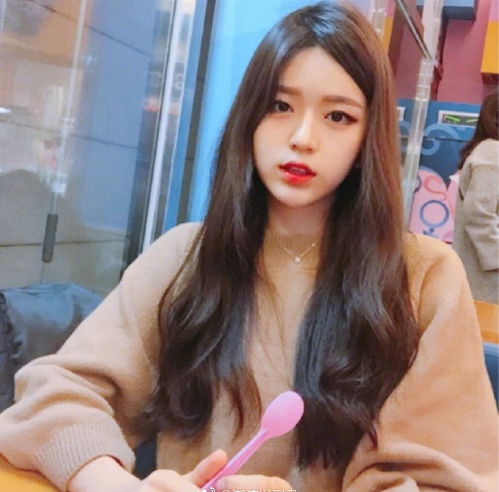 蜜茶色的甜系少女大波浪卷发发型图片