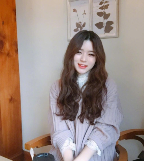 蜜茶色的甜系少女大波浪卷发发型图片