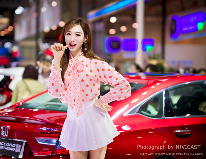 2019青岛车展模特小粉公仔美女图片