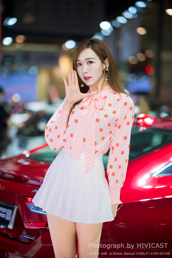 2019青岛车展模特小粉公仔美女图片