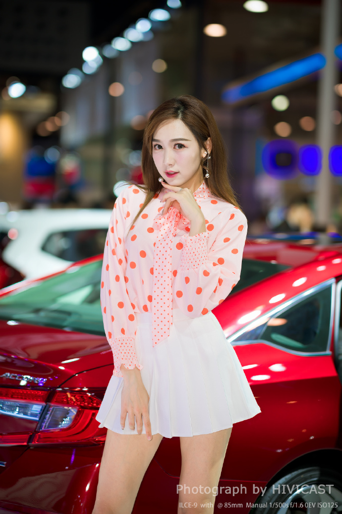 2019青岛车展模特小粉公仔美女图片