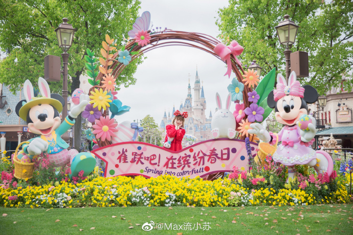 清纯美女图片在可爱的迪士尼游乐园里写真