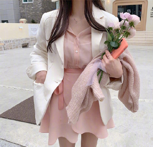 温柔的粉色系少女穿搭图片