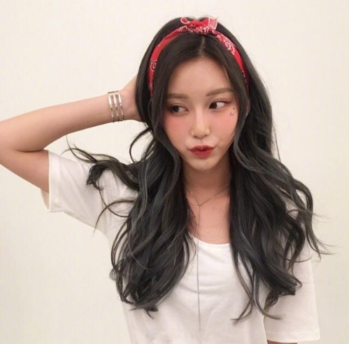 2019流行发型美女自怕图片 长卷发发型图片