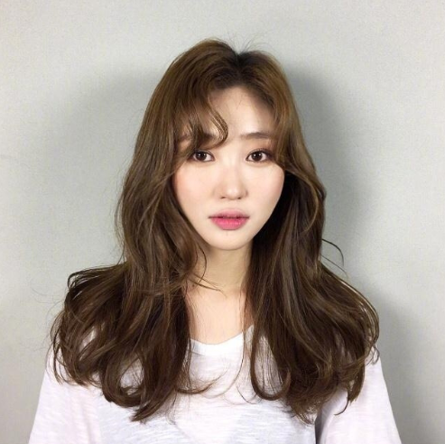 2019流行发型美女自怕图片 长卷发发型图片