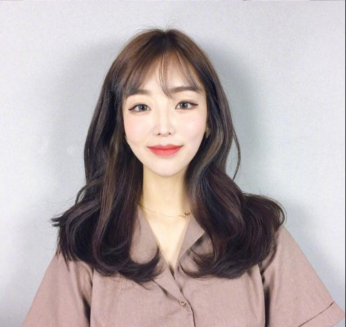 2019流行发型美女自怕图片 长卷发发型图片