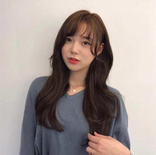 2019流行发型美女自怕图片 长卷发发型图片