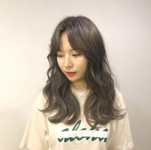 2019流行发型美女自怕图片 长卷发发型图片
