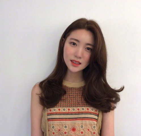 2019流行发型美女自怕图片 长卷发发型图片