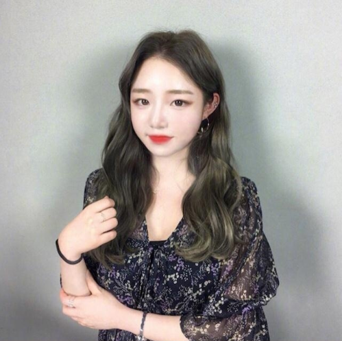 2019流行发型美女自怕图片 长卷发发型图片
