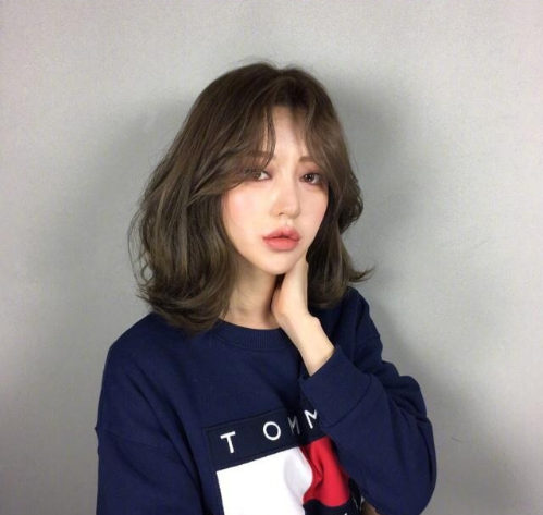 2019流行发型美女自怕图片 长卷发发型图片