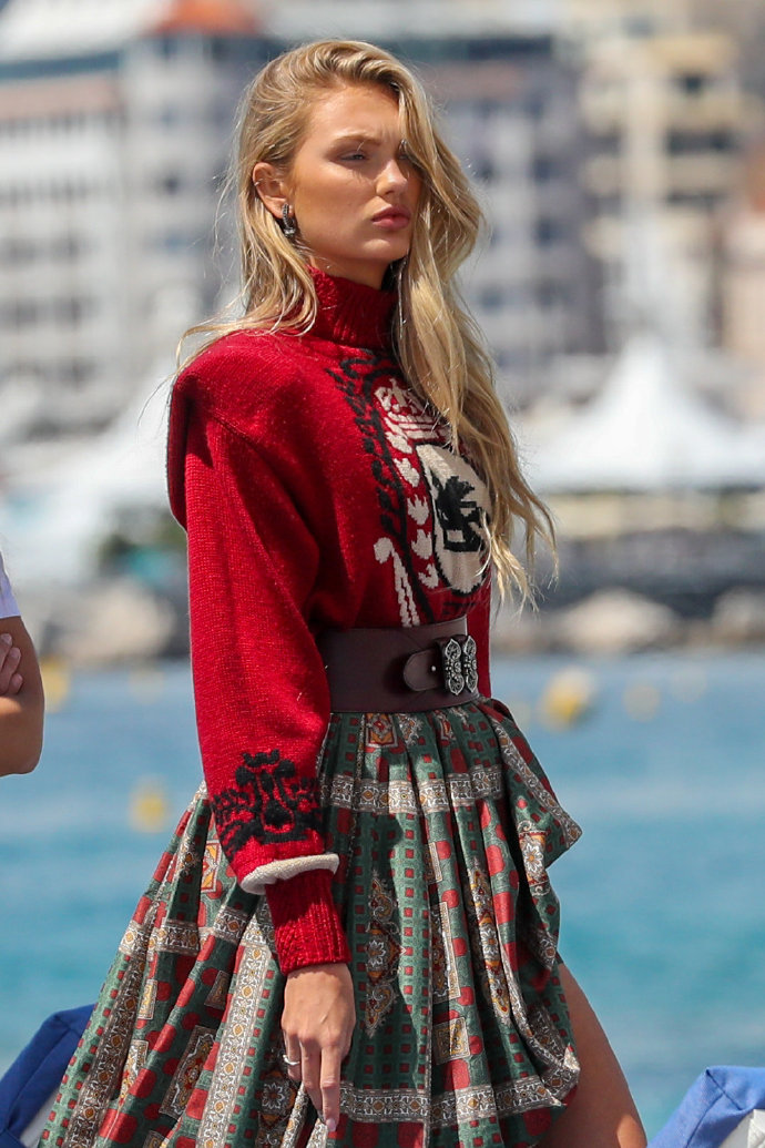 欧美美女明星Romee Strijd戛纳出街拍摄广告图片
