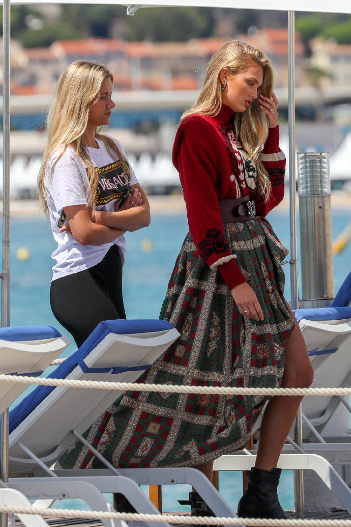 欧美美女明星Romee Strijd戛纳出街拍摄广告图片