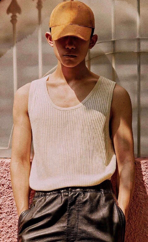 小鲜肉男明星易烊千玺弟弟的腹肌图片