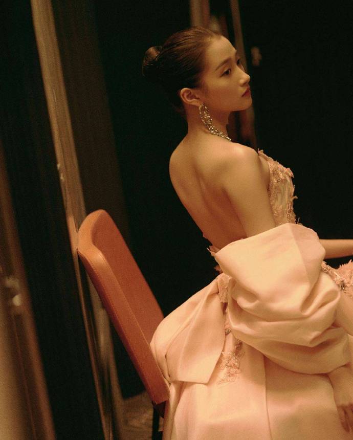 北京美女图片 关晓彤戛纳露美背礼服图片