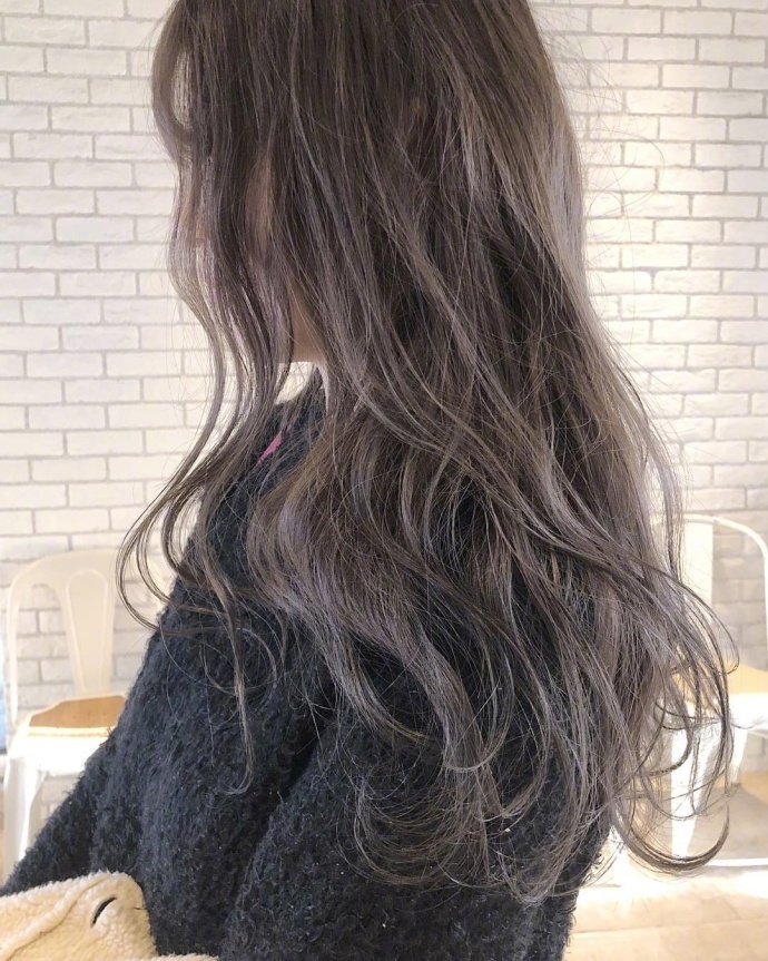 迷人的发型和美丽的侧颜自拍美女图片