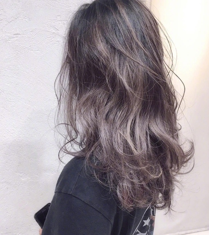 迷人的发型和美丽的侧颜自拍美女图片