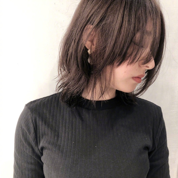 迷人的发型和美丽的侧颜自拍美女图片