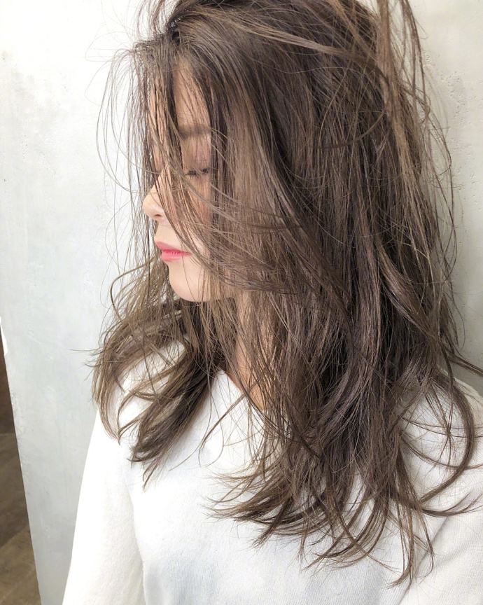 迷人的发型和美丽的侧颜自拍美女图片
