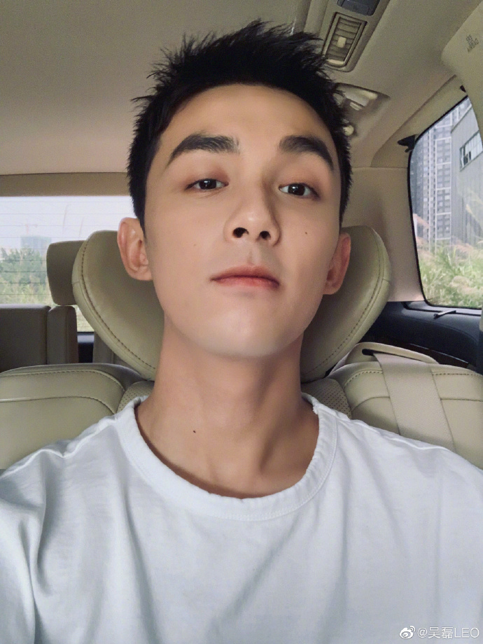 干净帅气的小鲜肉吴磊新发型图片