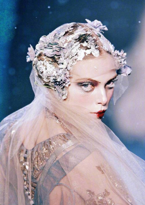John Galliano2009星空下的异域新娘婚纱图片