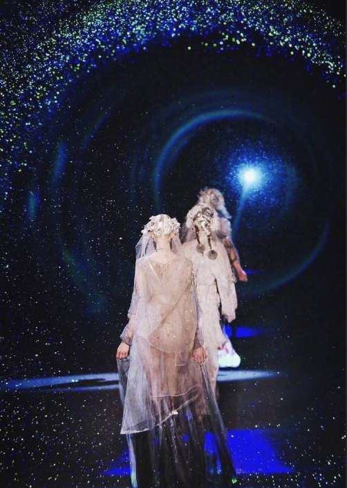 John Galliano2009星空下的异域新娘婚纱图片