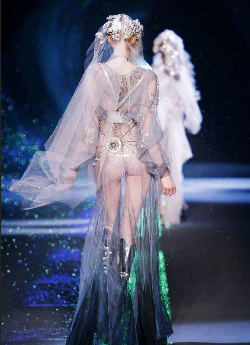 John Galliano2009星空下的异域新娘婚纱图片