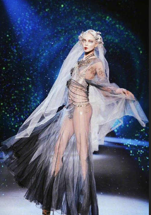 John Galliano2009星空下的异域新娘婚纱图片