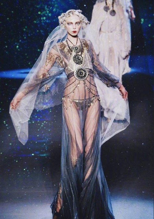 John Galliano2009星空下的异域新娘婚纱图片