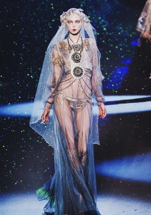 John Galliano2009星空下的异域新娘婚纱图片