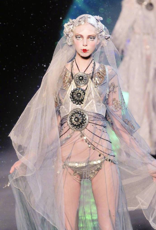 John Galliano2009星空下的异域新娘婚纱图片