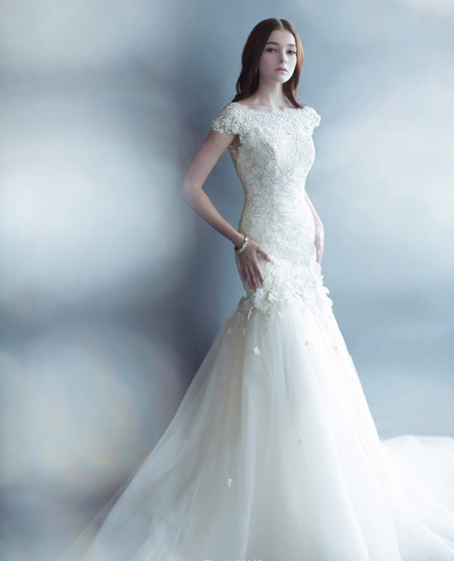 精致得仿如芭比娃娃的白色婚纱照图片