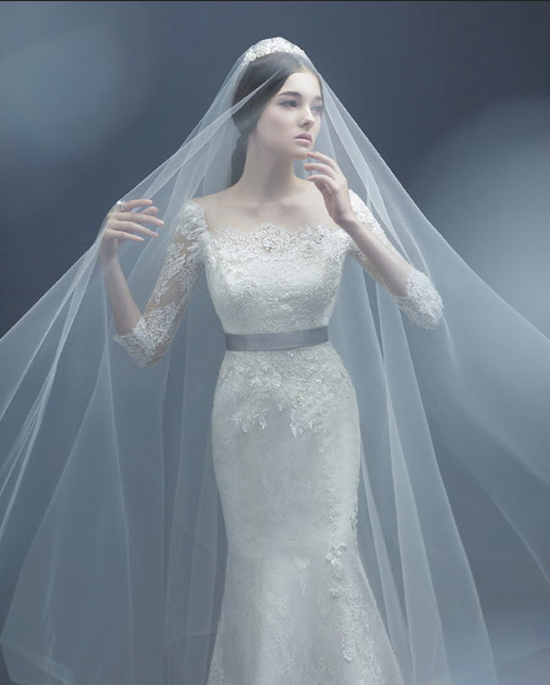 精致得仿如芭比娃娃的白色婚纱照图片